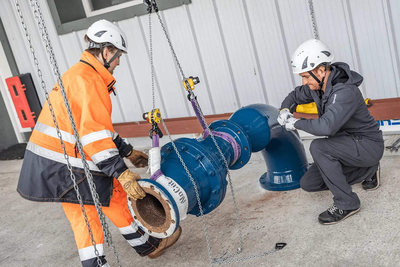 Two delegates on a HSS Training Lifting and Slinging Beneath the Hook course